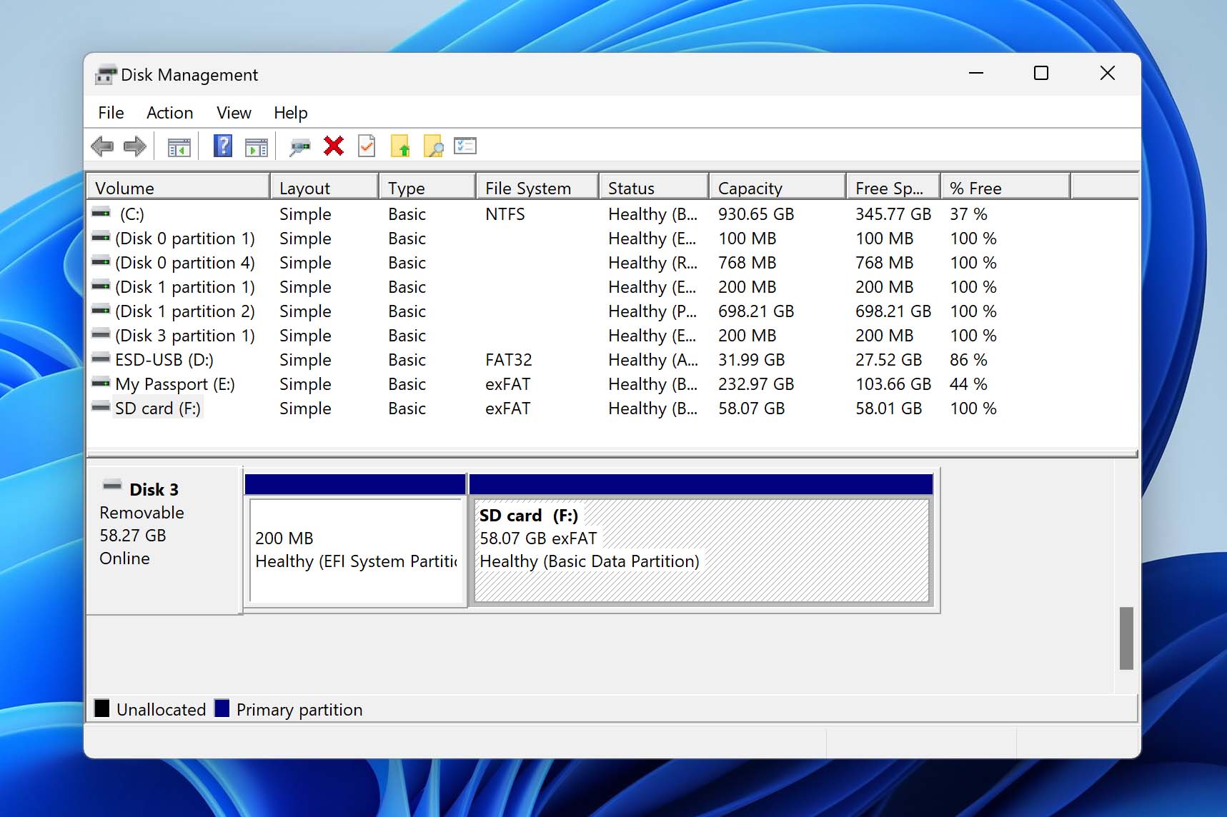 SD card is visible in Disk Management