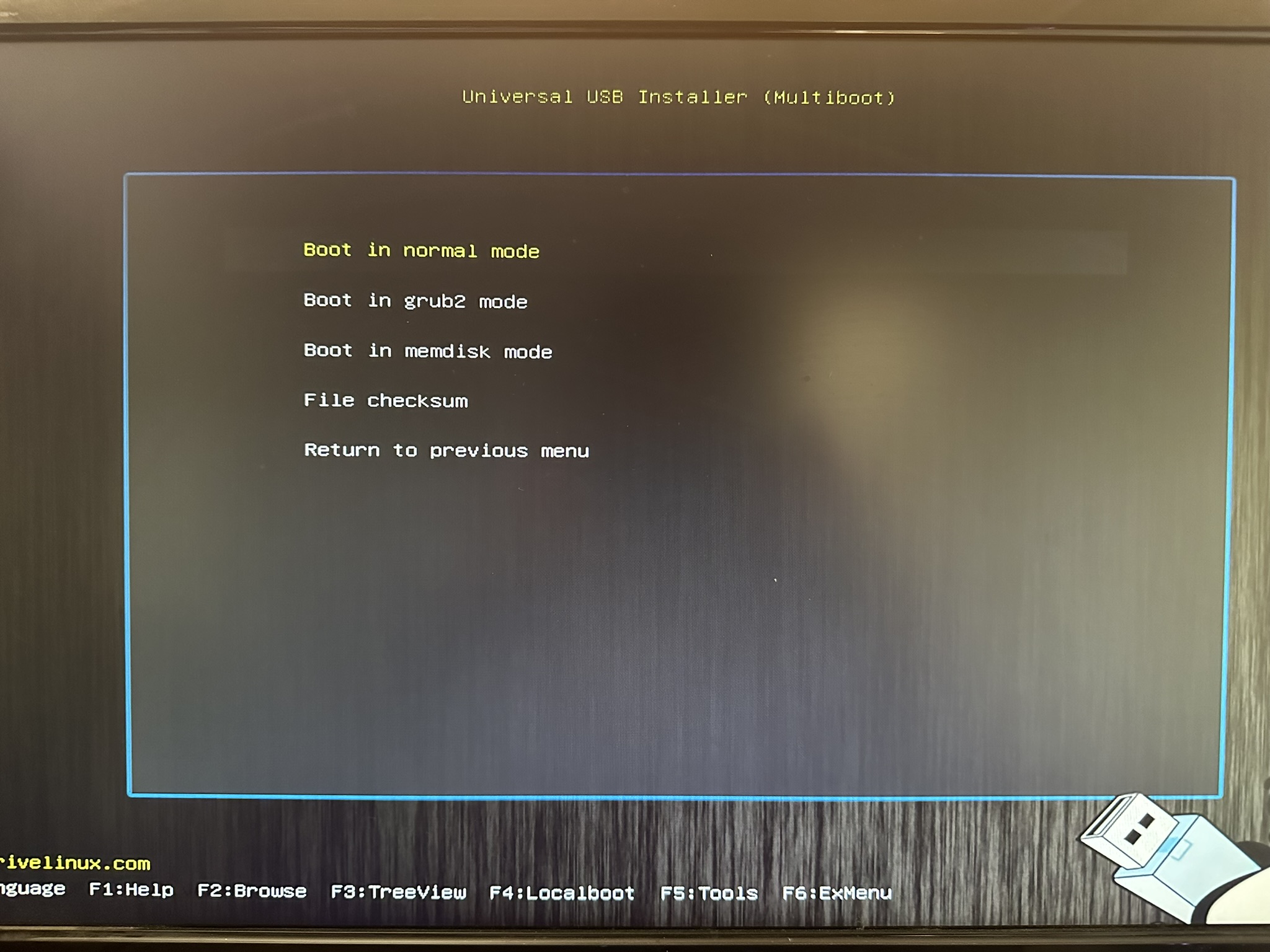 Universal USB Installer (Multiboot) menu displaying boot options.